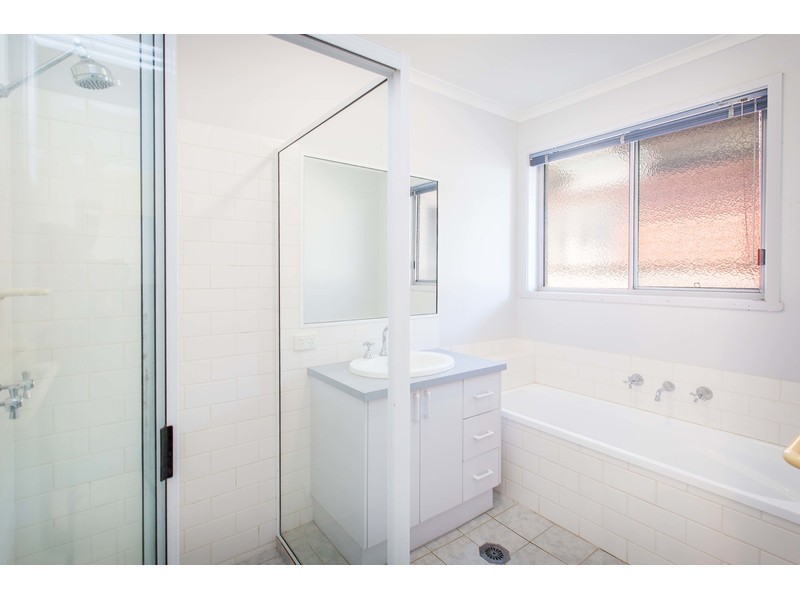 7 Orchard Way, Lavington NSW 2641