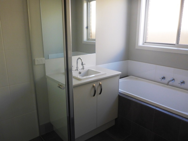 2/50 Hotham Circuit, Thurgoona NSW 2640