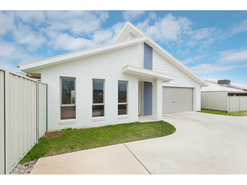 2/32 Whitton Drive, Thurgoona NSW 2640