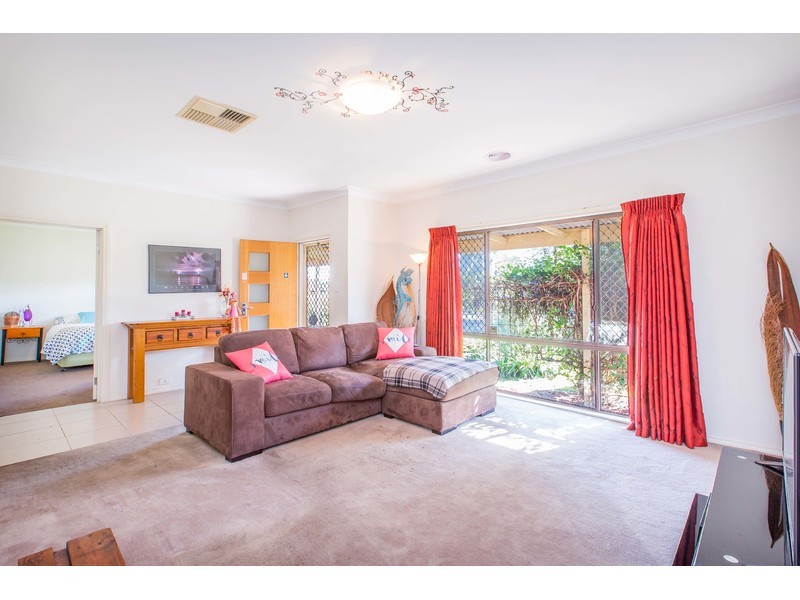 498 Karoola Court, Lavington NSW 2641