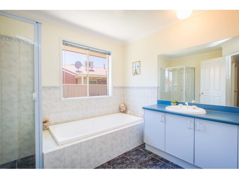 8 Iron Way, Wodonga VIC 3690