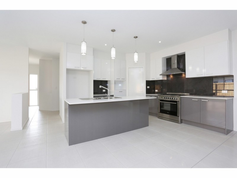 8 Sairs Street, Glass House Mountains QLD 4518