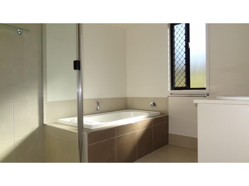 1/8 Bonney Street, Rural View QLD 4740