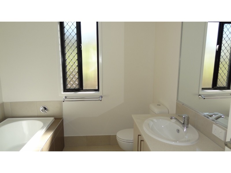 1/8 Bonney Street, Rural View QLD 4740