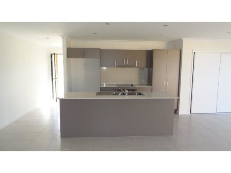 2/8 Bonney Street, Rural View QLD 4740