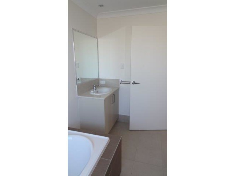 2/8 Bonney Street, Rural View QLD 4740