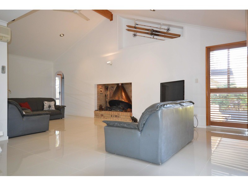 28 Oloway Crescent, Alexandra Headland QLD 4572