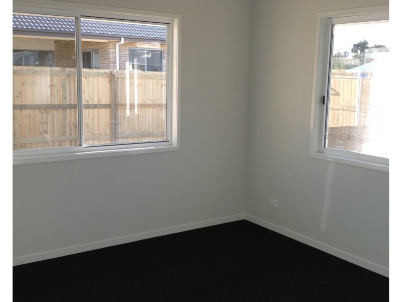 2/9 Sairs Street, Glass House Mountains QLD 4518