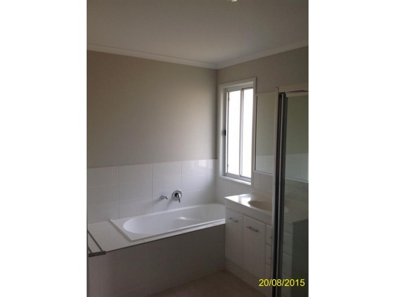2/9 Sairs Street, Glass House Mountains QLD 4518