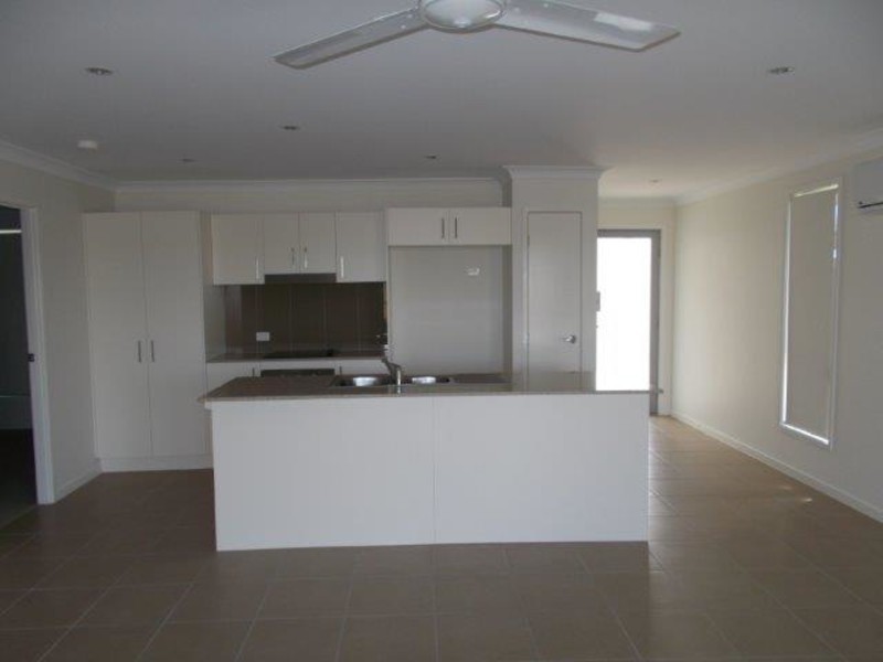 1/59 Caroval Drive, Rural View QLD 4740