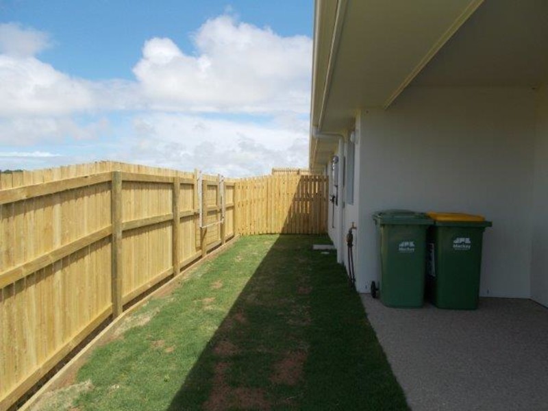 1/59 Caroval Drive, Rural View QLD 4740