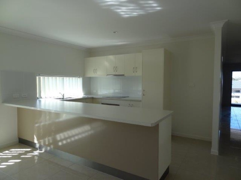 4 Hinkler Court, Rural View QLD 4740