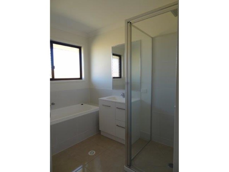 4 Hinkler Court, Rural View QLD 4740