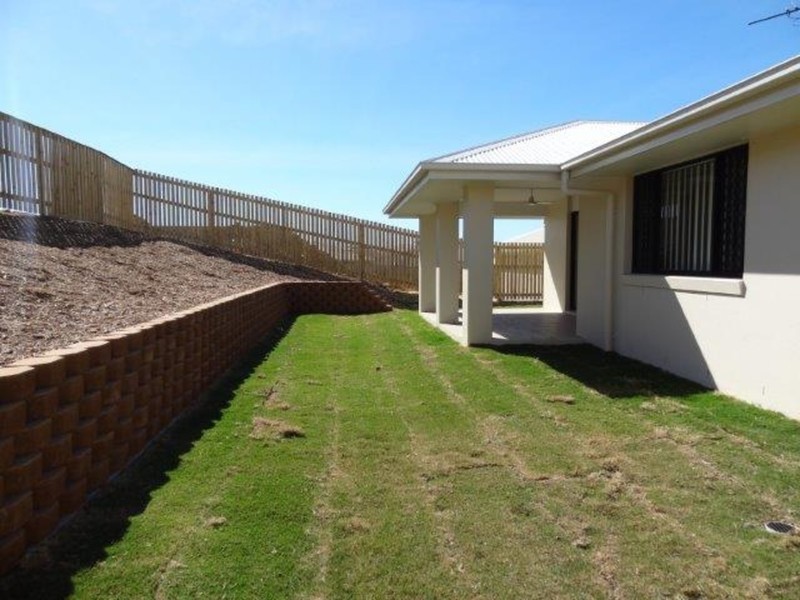 4 Hinkler Court, Rural View QLD 4740