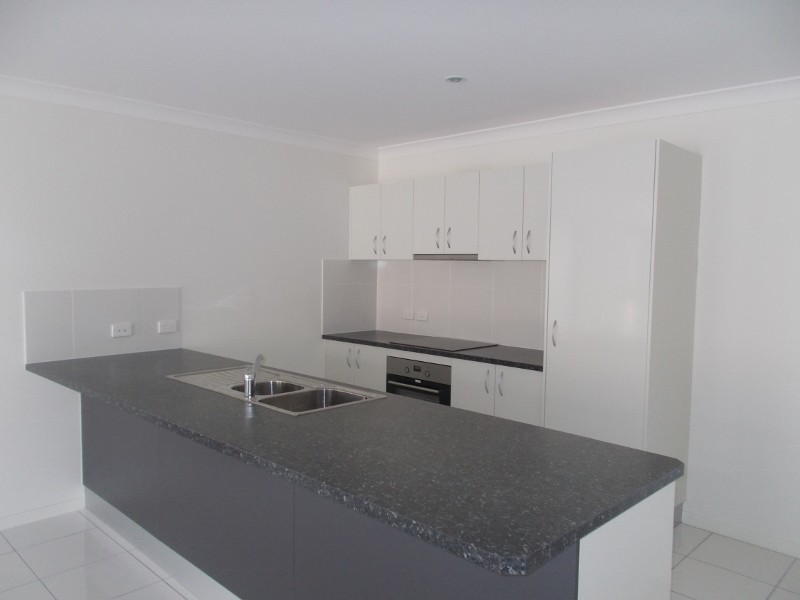 6 Hinkler Court, Rural View QLD 4740