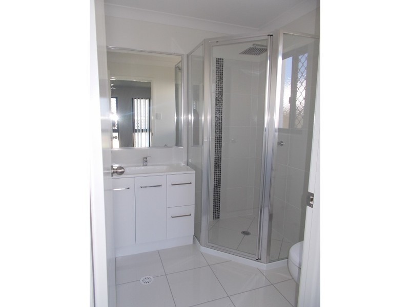 6 Hinkler Court, Rural View QLD 4740