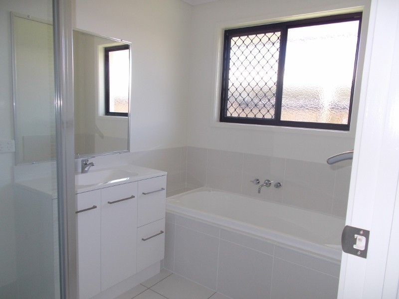 6 Hinkler Court, Rural View QLD 4740