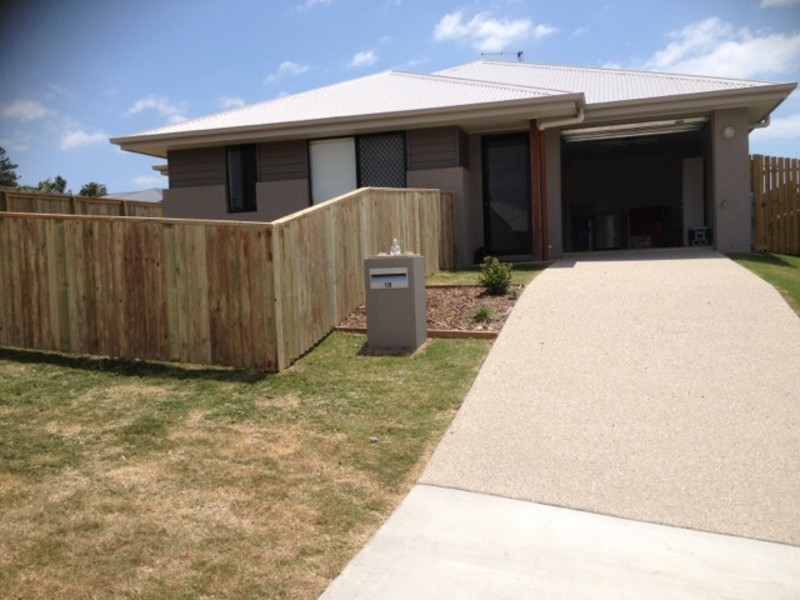 1/8 Bonney Street, Rural View QLD 4740
