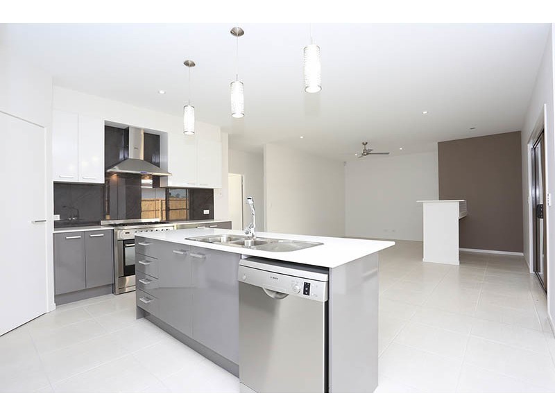 8 Sairs Street, Glass House Mountains QLD 4518