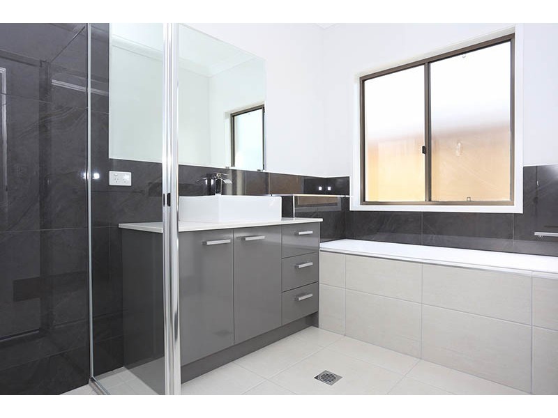 8 Sairs Street, Glass House Mountains QLD 4518