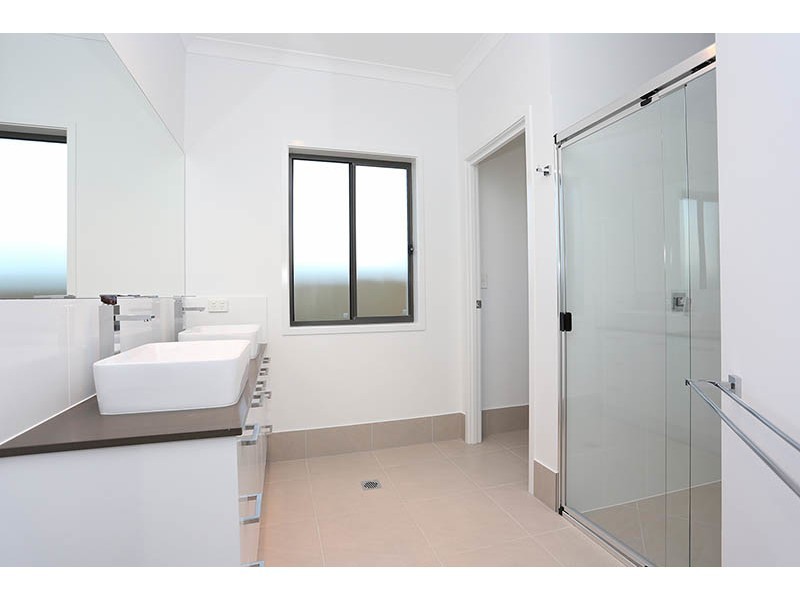 10 Sairs Street, Glass House Mountains QLD 4518