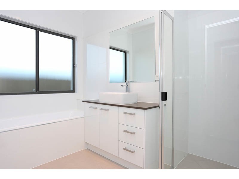 10 Sairs Street, Glass House Mountains QLD 4518