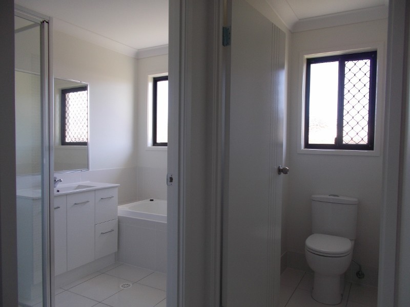 18 Hinkler Court, Rural View QLD 4740