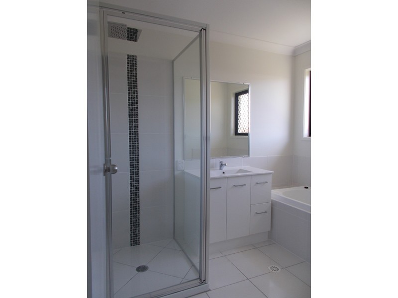 18 Hinkler Court, Rural View QLD 4740