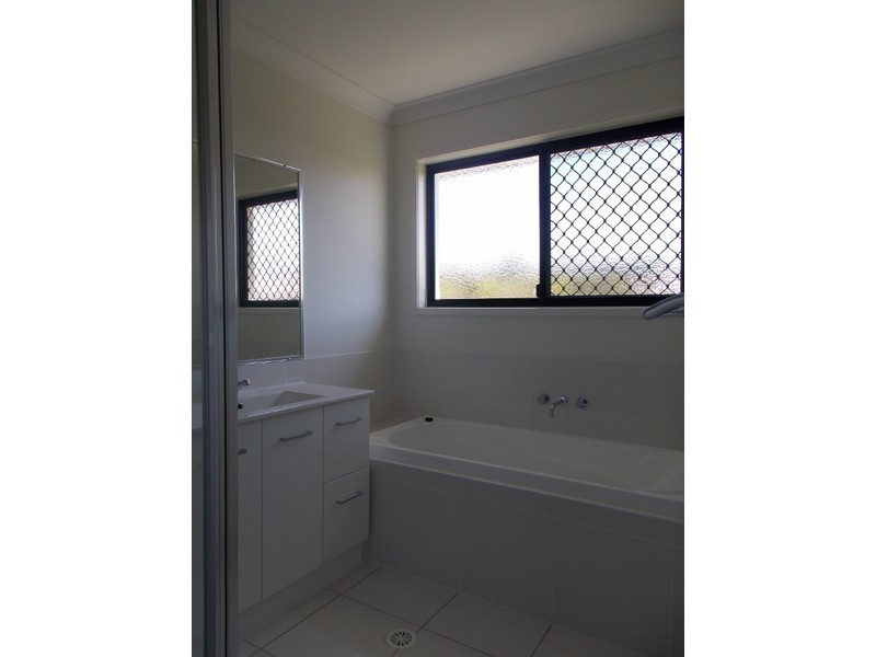 18 Hinkler Court, Rural View QLD 4740