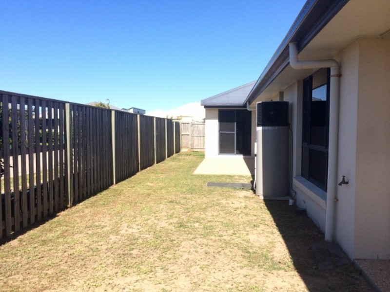 2/5 Bilgola Place, Blacks Beach QLD 4740