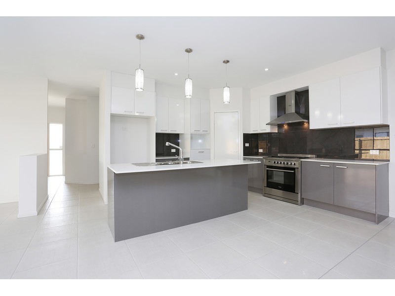 8 Sairs Street, Glass House Mountains QLD 4518