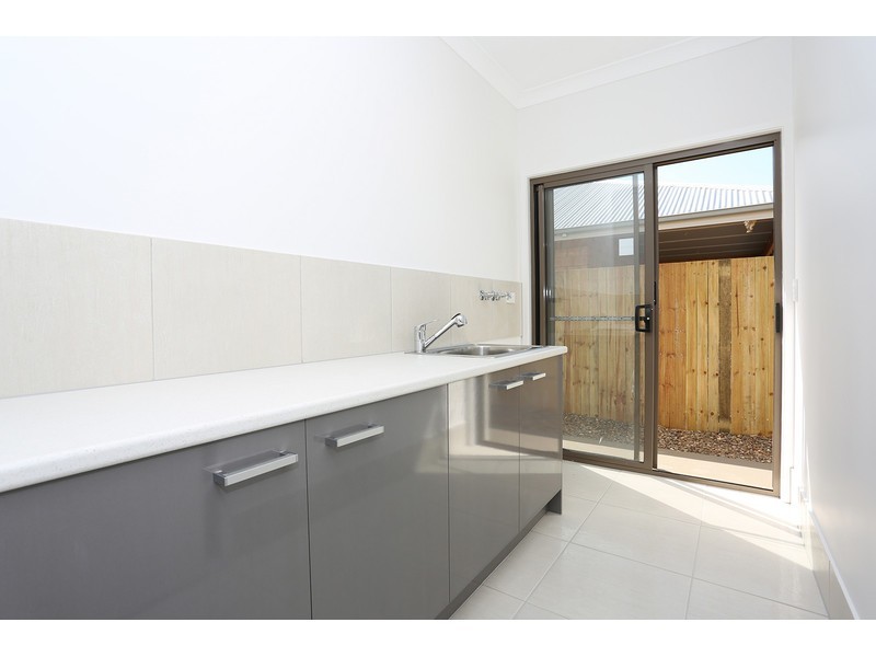 8 Sairs Street, Glass House Mountains QLD 4518