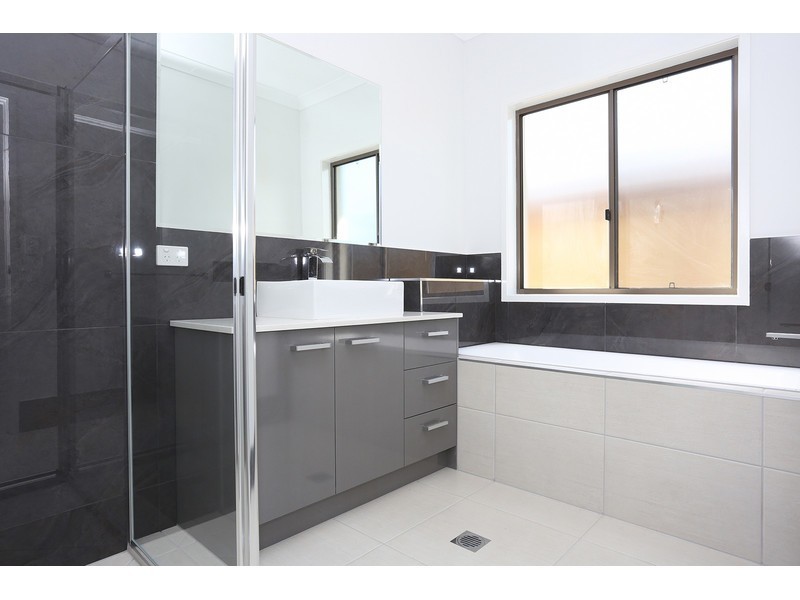 8 Sairs Street, Glass House Mountains QLD 4518