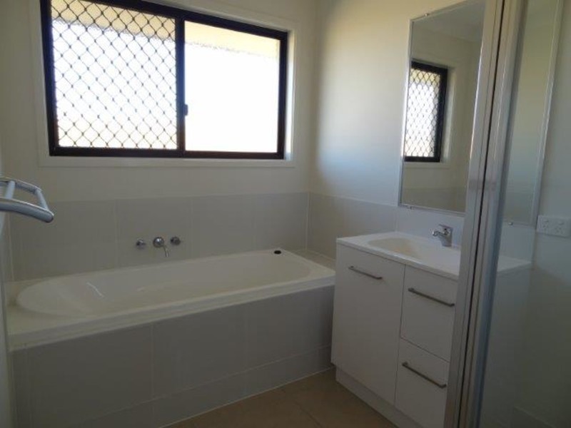 4 Hinkler Court, Rural View QLD 4740