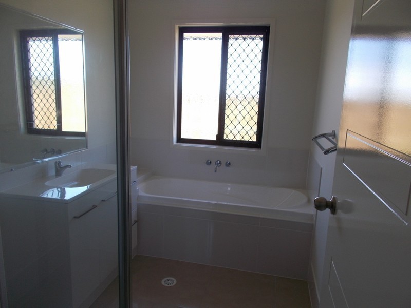 15 Hinkler Court, Rural View QLD 4740
