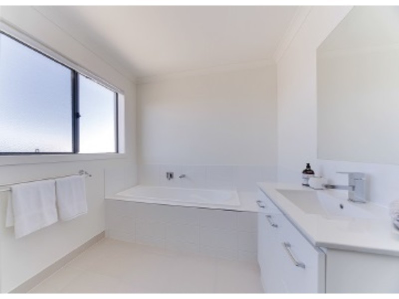 61 Pinnacles Drive, Glass House Mountains QLD 4518