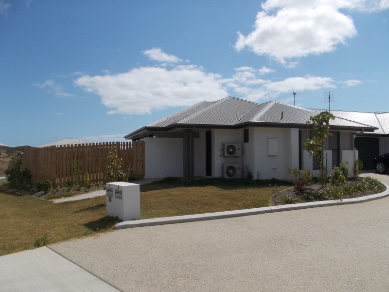 2/17 Eales Road, Rural View QLD 4740