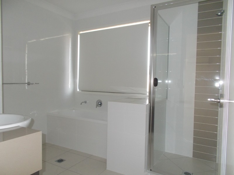2/17 Eales Road, Rural View QLD 4740