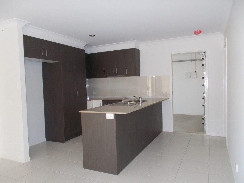 2/17 Eales Road, Rural View QLD 4740