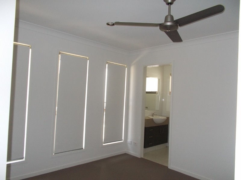 2/17 Eales Road, Rural View QLD 4740