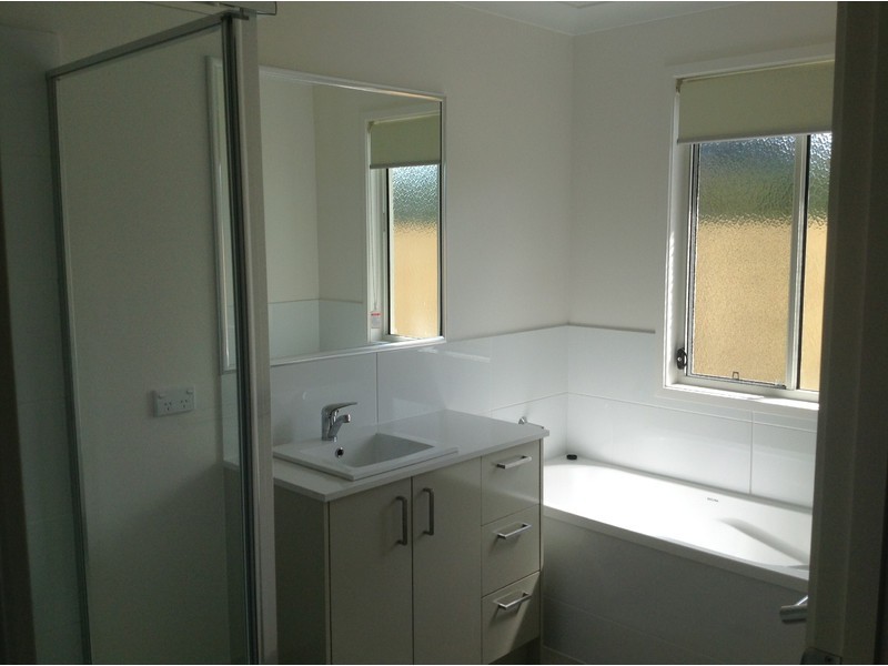 15a Pinnacles Drive, Glass House Mountains QLD 4518