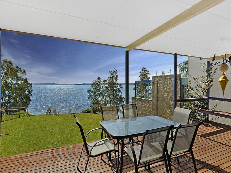 6 Bambury Avenue, Summerland Point NSW 2259