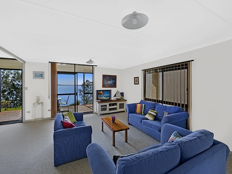 6 Bambury Avenue, Summerland Point NSW 2259