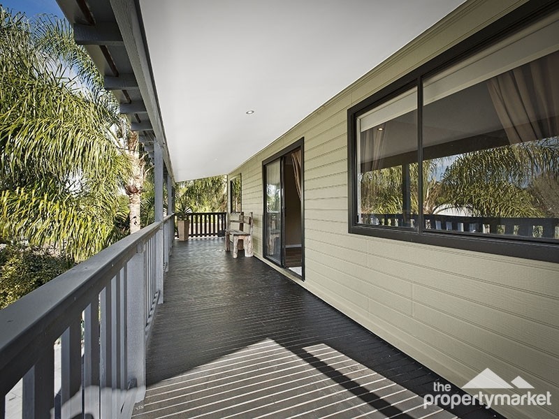 18 Elizabeth Bay Drive, Lake Munmorah NSW 2259