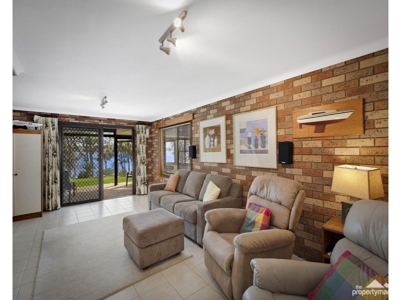 11 Omaru Place, Summerland Point NSW 2259