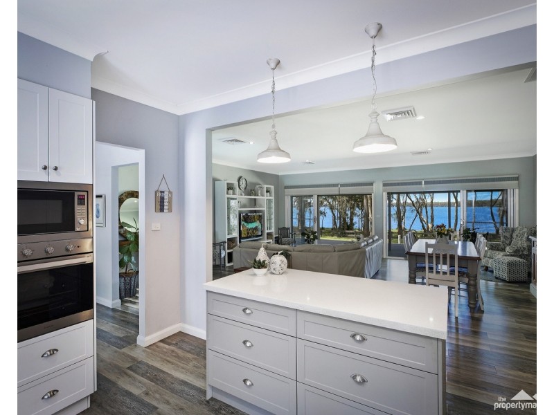 215 Cams Boulevard, Summerland Point NSW 2259