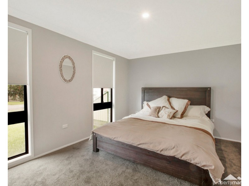 39 Campbell Parade, Mannering Park NSW 2259