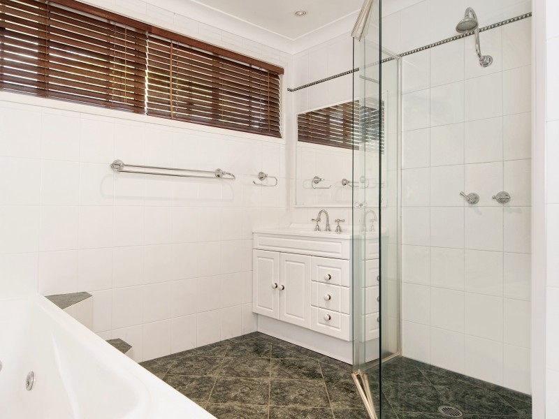 4 Kingsford Smith Drive, Berkeley Vale NSW 2261