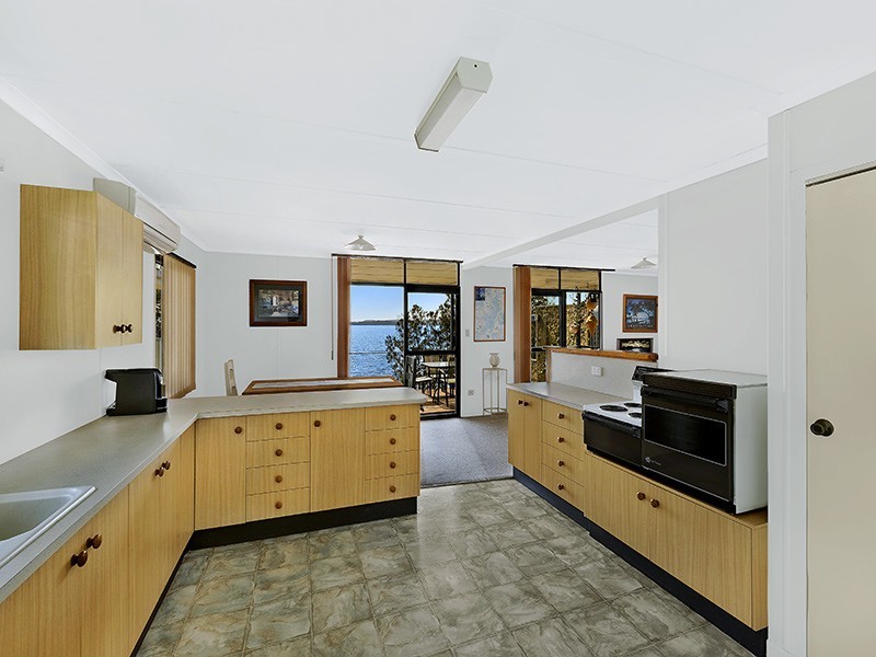 6 Bambury Avenue, Summerland Point NSW 2259