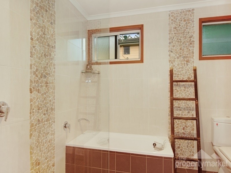 2 Waroon Avenue, Berkeley Vale NSW 2261